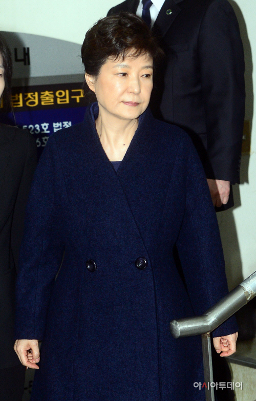 법원 나서는 박근혜 전 대통령