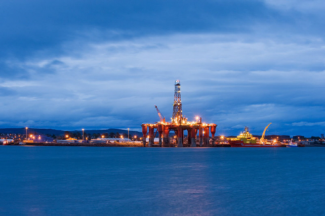 800px-Oil_rigs,_North_Sea_oil,_Scotland,_UK