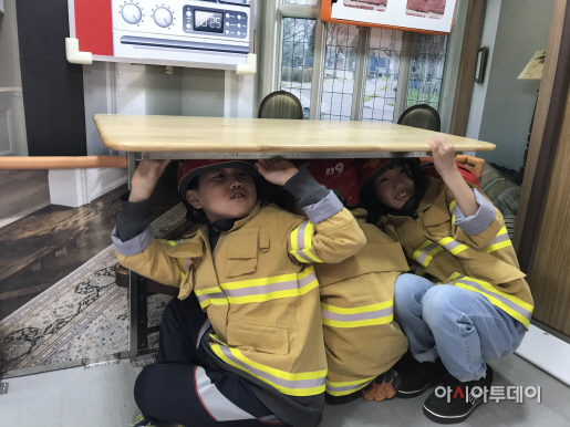 서산소방서 안전체험차량 교육중인 어린이의 모습