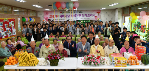청도사회복지사협회 카네이션전달