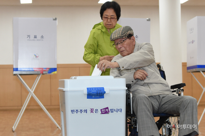 [포토]휠체어타고 투표하는 유권자