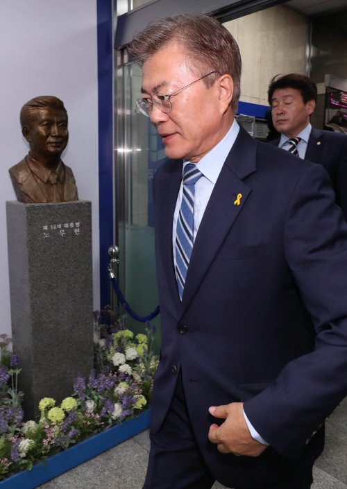 [포토] 노무현 전 대통령 흉상 지나치는 문재인 대선 후보