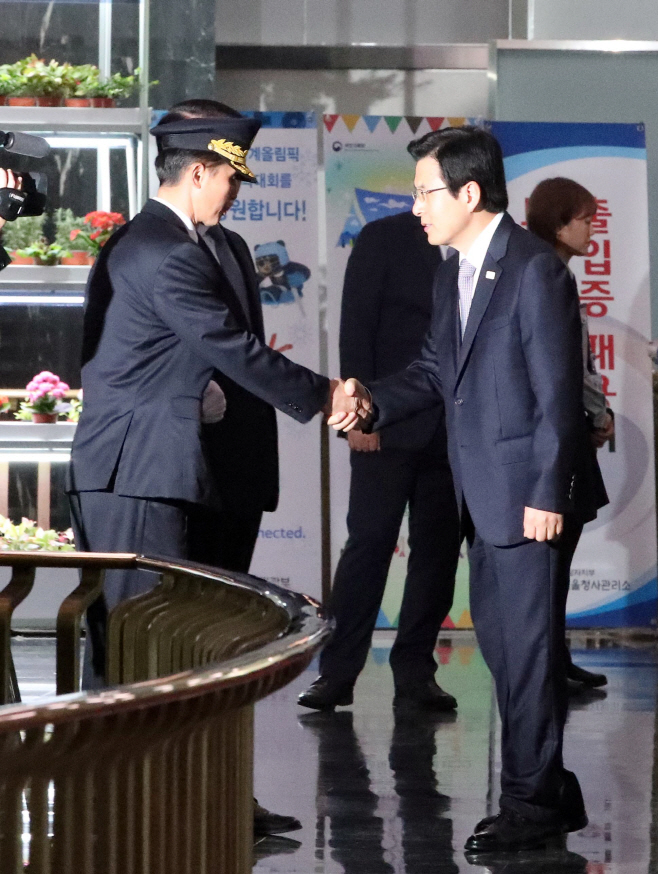 악수나누는 황교안 총리