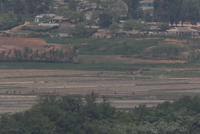 밭일 하는 북한 주민들<YONHAP NO-2275>