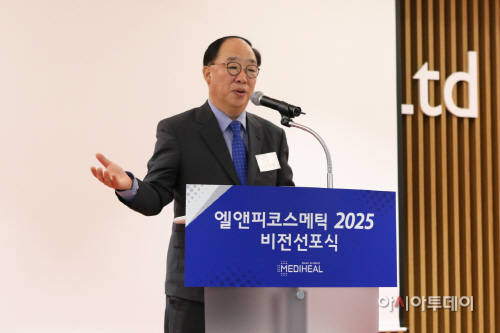 사진2_2017 엘앤피코스메틱 비전 선포식_권오섭 회장