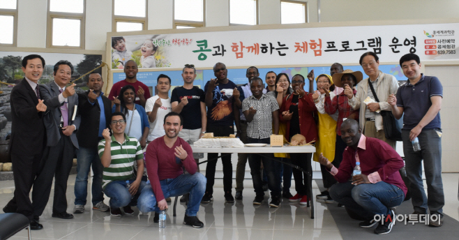 영주 콩세계과학관을 방문한 경북대 외국인 유학생 방문단