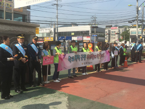 18일 양주시 덕계동에 위치한 양주덕산초등학교 앞에서 등굣길