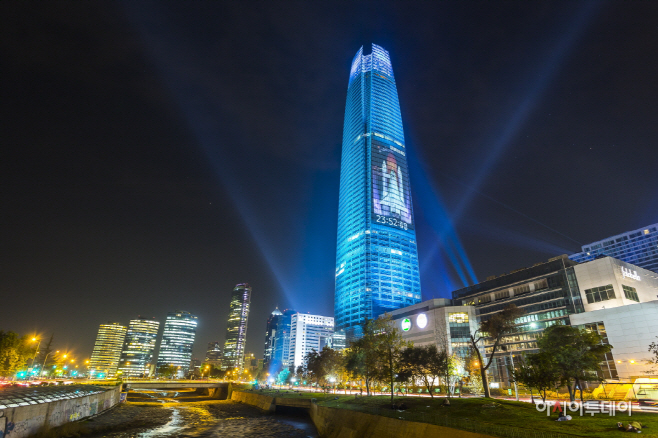 갤럭시 S8 칠레 출시_중남미 최고층 빌딩 옥외 광고(1)