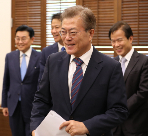 간담회장에 들어서는 문 대통령