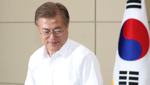 자리 앉는 문 대통령