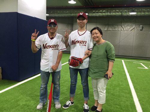 시구시타자 모습 이봉주 선수 임승모 학생