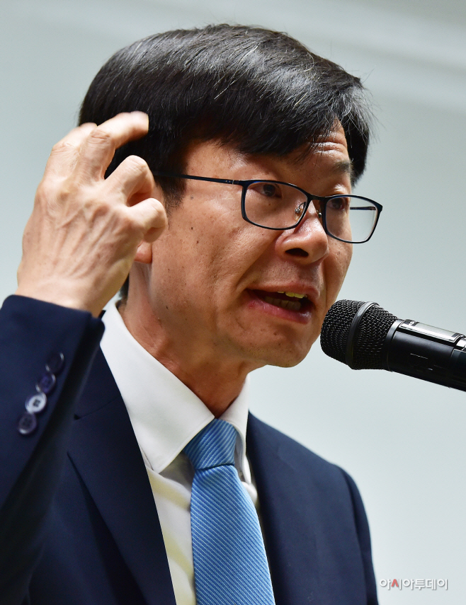 [포토] 김상조 공정거래위원장 내정자 '법 집행시 4대 그룹 더 엄격히 볼 것'
