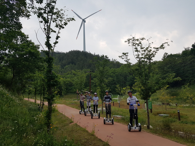 산림생태공원 전동휠 체험 달려라 왕발통 체험 장면