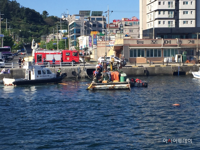 A호 주변 옅은 유막 방제작업 중