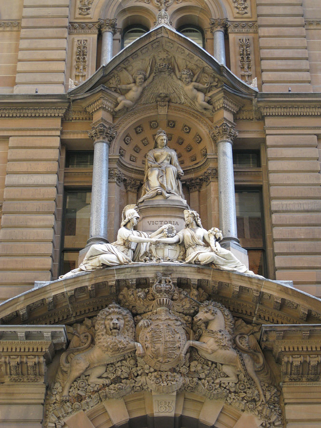 675px-Sydney_General_Post_Office_statues