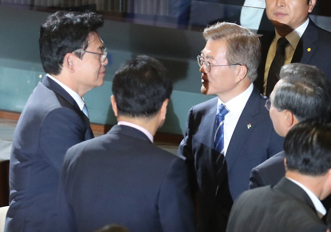 한국당 대표와 인사하는 문 대통령