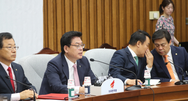 시정연설 언급하는 정우택