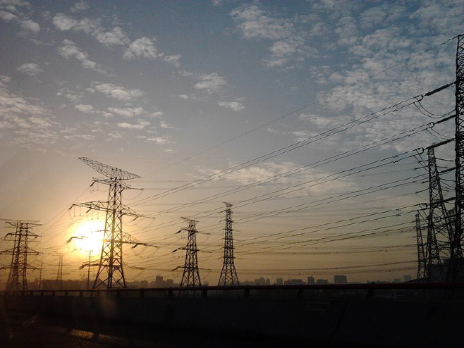 800px-Electricity_pylons_in_Asia