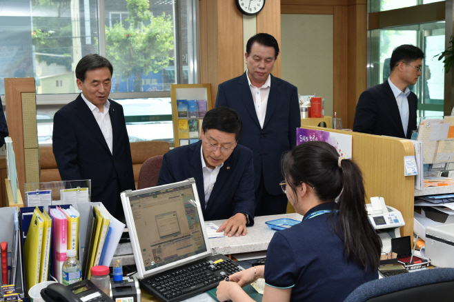 한동수 청송군수, 농협 행복이음패키지 상품가입2)