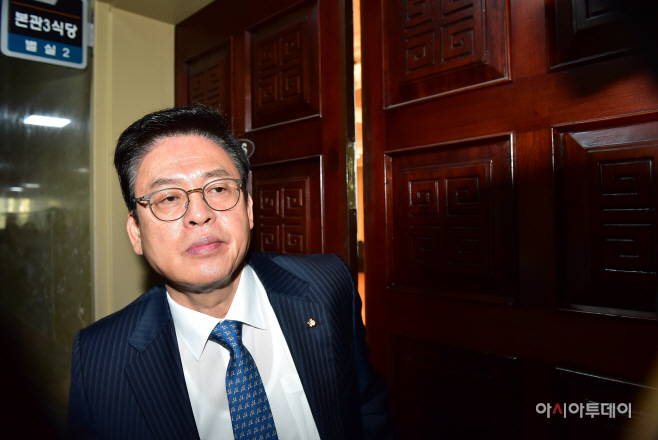 [포토] 회동장 나서는 정우택 자유한국당 원내대표