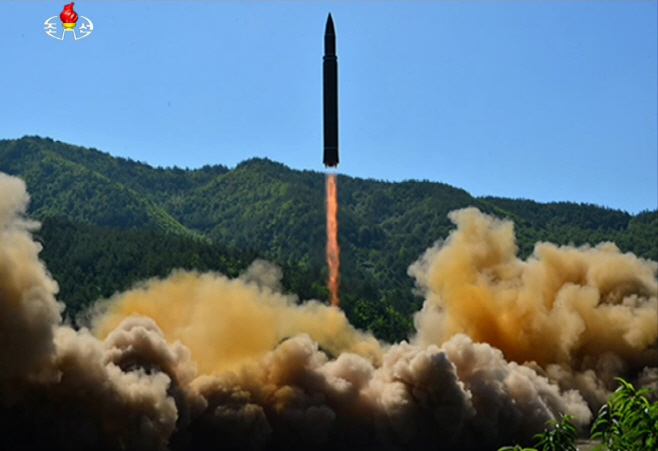 북한, 대륙간 탄도미사일 '화성-14' 발사 모습 공개