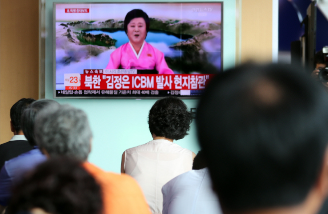 북한 ICBM 발사 성공 접한 시민들<YONHAP NO-2519>