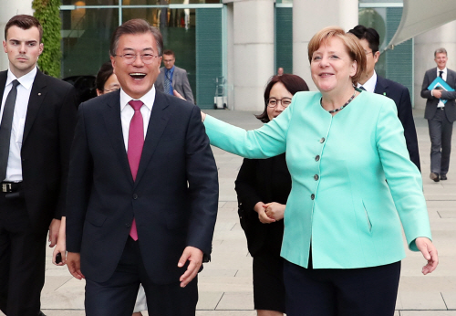 한-독 정상, '한국 교민 보러 가며 웃음 꽃'