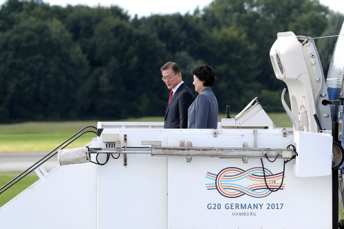 G20 열리는 함부르크 도착한 문 대통령