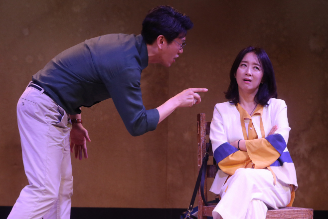 열연하는 성기훈-윤유선<YONHAP NO-3716>