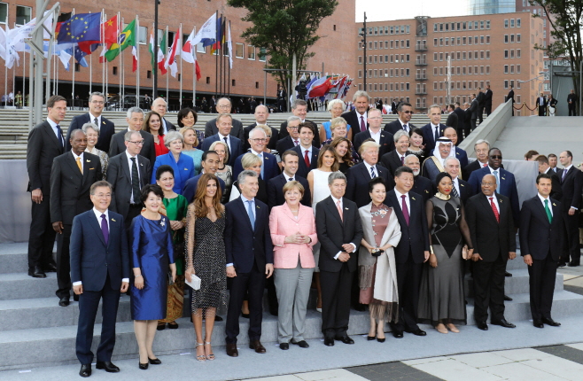 G20 정상 부부동반 단체 기념사진 <YONHAP NO-1192 번역> (AFP)