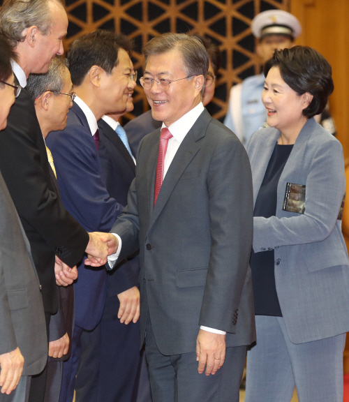 문재인 대통령, 밝은 표정으로 귀국