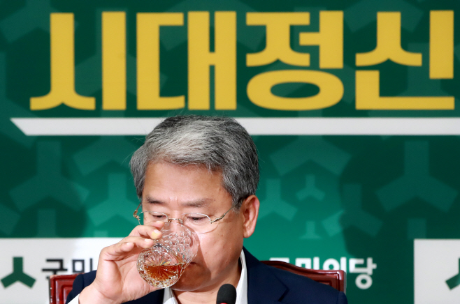 물 마시는 김동철 원내대표