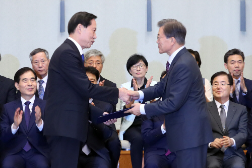 임명장 받는 송영무 국방부 장관