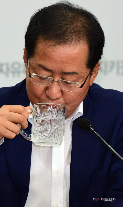 [포토] 물 마시는 홍준표