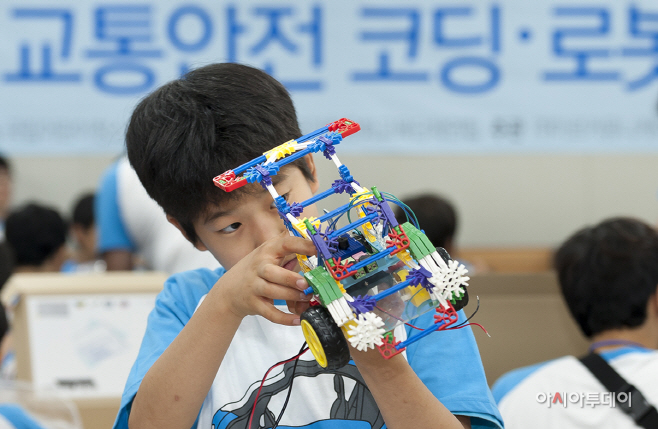 사진4_모형차 제작에 한참인 참여학생