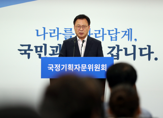 브리핑하는 박광온 대변인