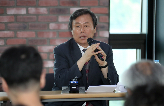블랙리스트 발언하는 도종환 장관<YONHAP NO-3173>