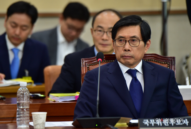 [포토] 야당 의원석 바라보는 박상기 법무부장관 후보자