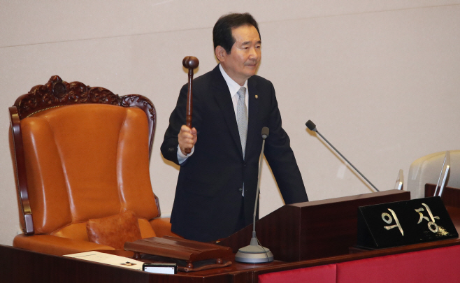 드디어 열린 본회의