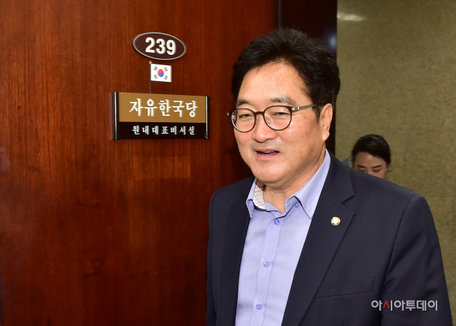 [포토] 비공개 회동 위해 자유한국당 원내대표실 찾은 우원식 원내대표