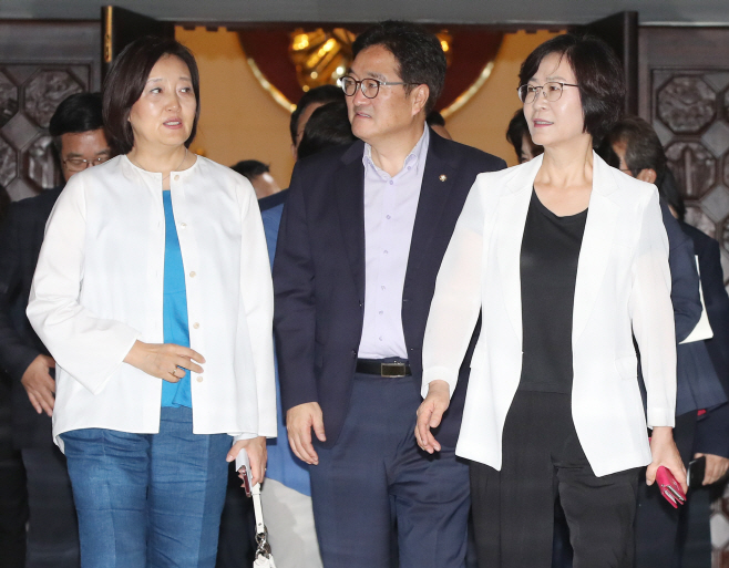 본회의장 나서는 민주당 의원들