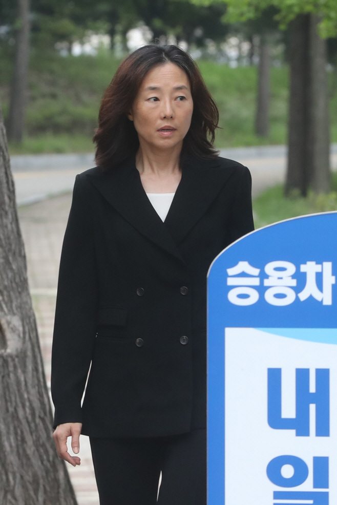 한여름에 겨울 코트 입고 나선 조윤선