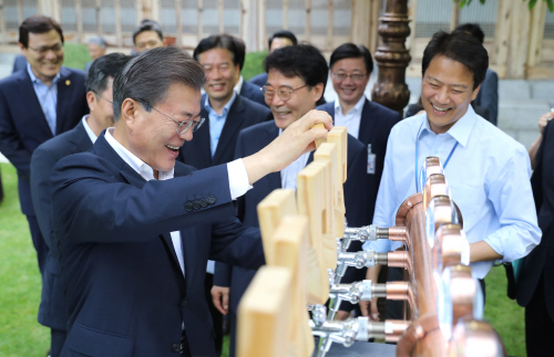 직접 생맥주 따르는 문 대통령