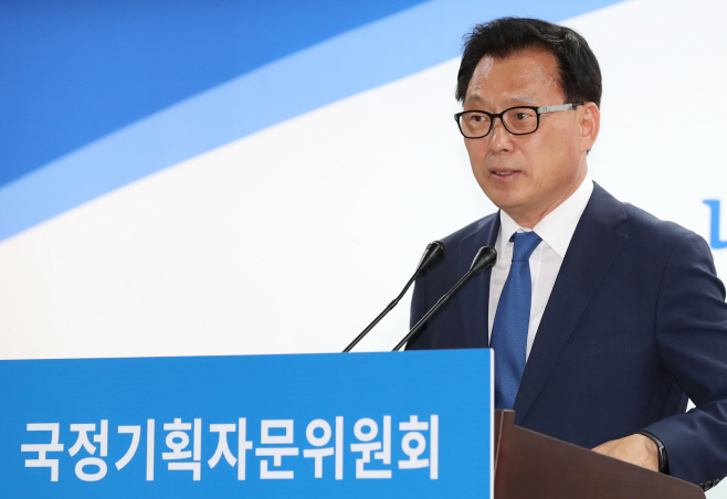 브리핑 하는 박광온<YONHAP NO-4980>