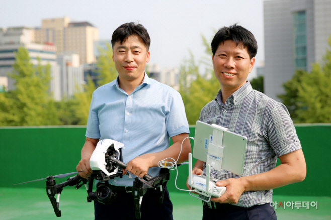 드론(Drone)_날리는_이색_공무원_화제_-드론조작_투샷