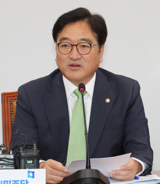 원내대책회의 발언하는 우원식 원내대표