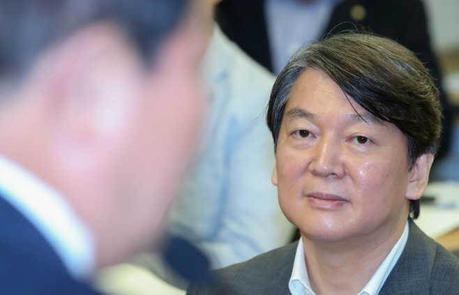 박주선 비대위원장 인사말 경청하는 안철수