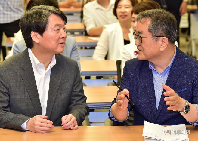 [포토] 김태일 혁신위원장과 대화 나누는 안철수