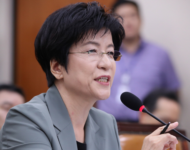 여유 넘치는 김영주 후보자