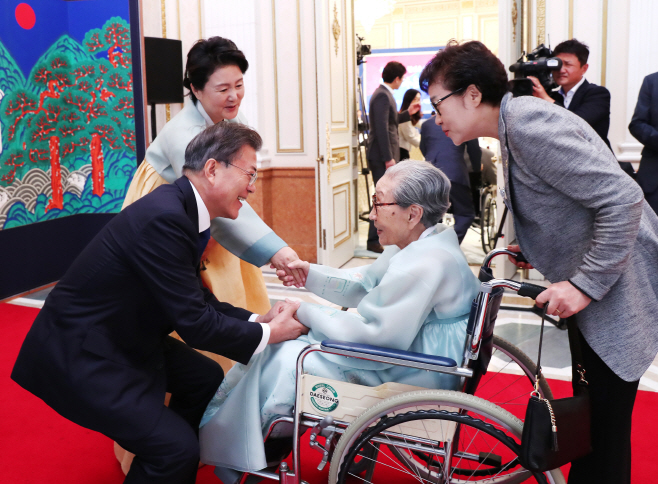 김복동 할머니 맞이하는 문 대통령과 김정숙 여사